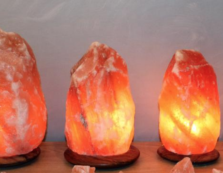 Salzkristall-Lampen in Lübeck bei Momente der Buchhandlung für Esoterik